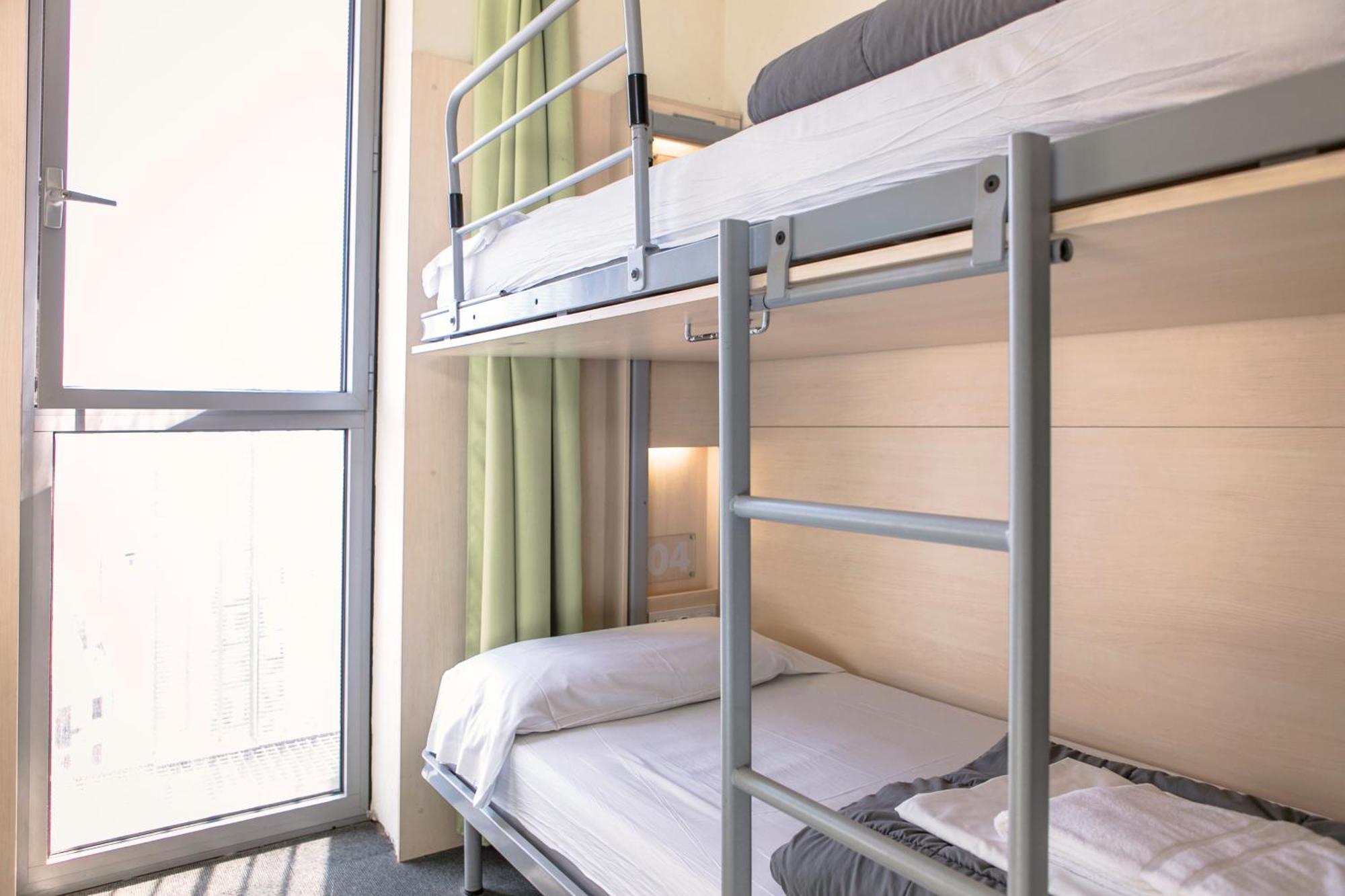 Bed 8-Bed Dormitory Room