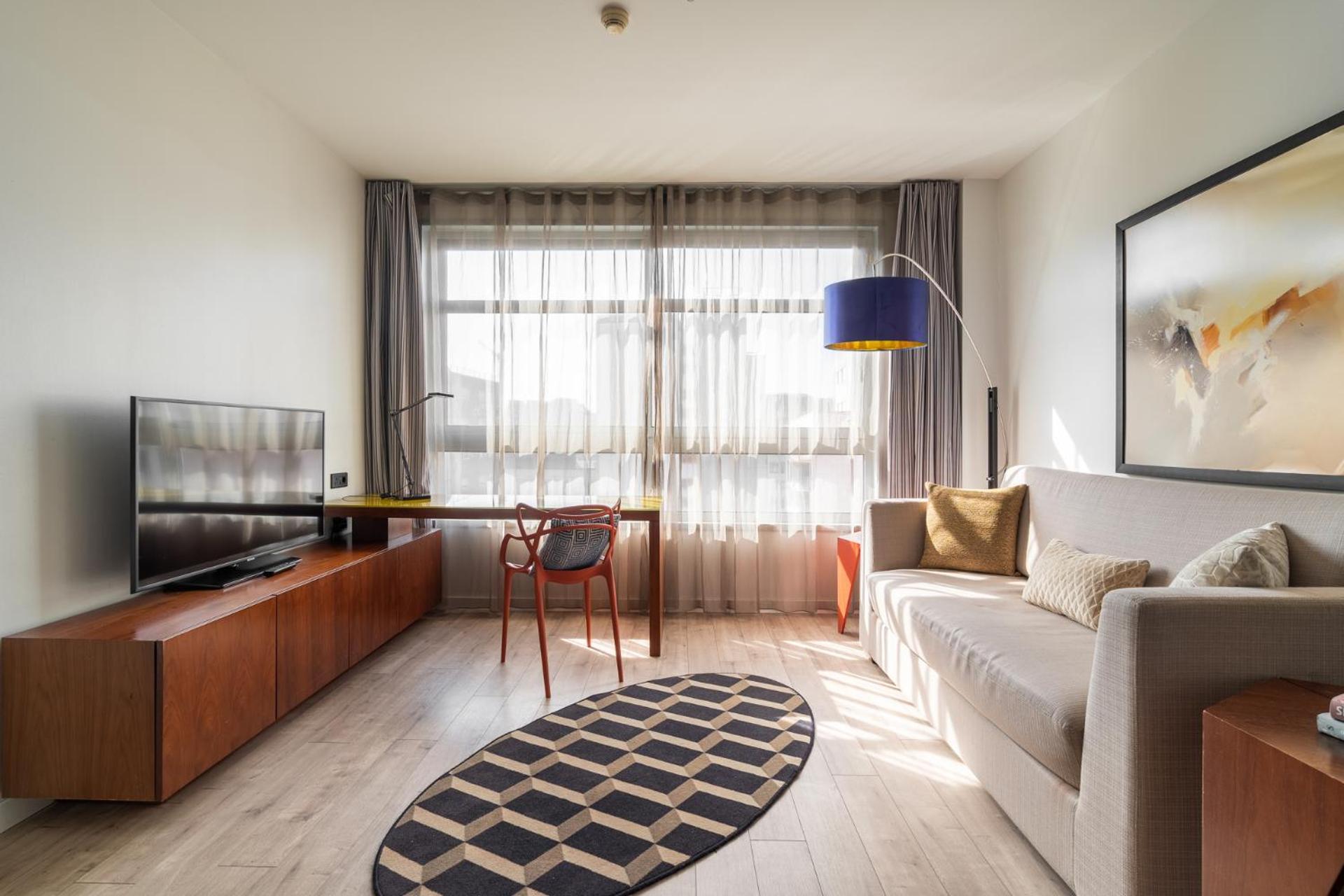 Deluxe One-Bedroom Apartment