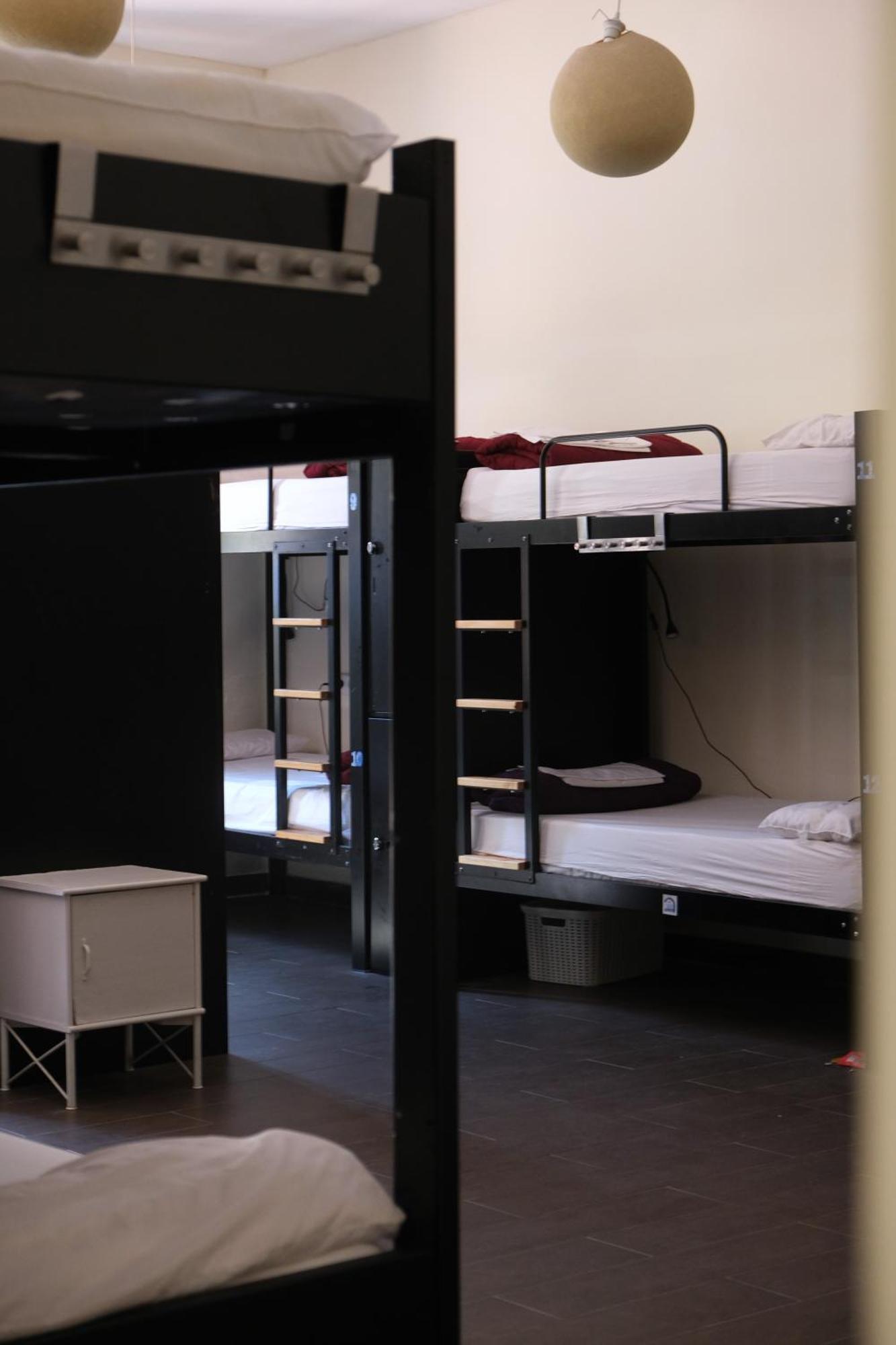Letto Singolo in Dormitorio con 16 Letti
