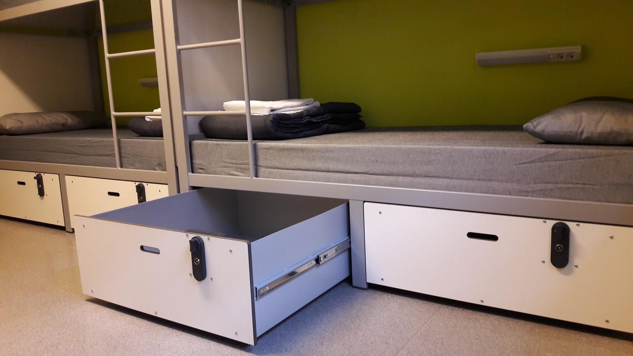 Posto Letto in Dormitorio Maschile per 8 Persone