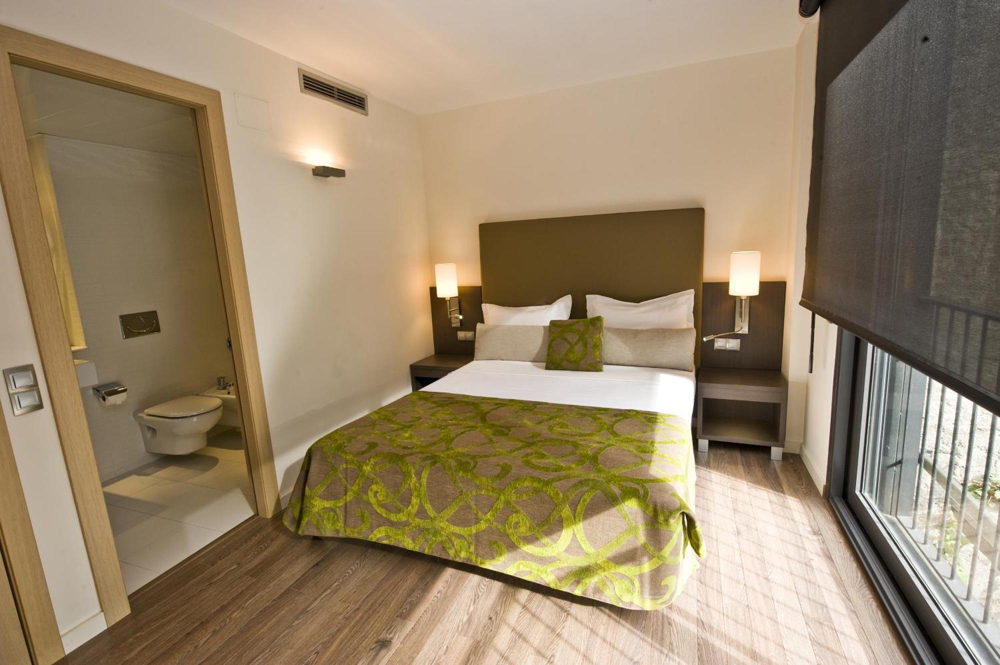 Three-Bedroom Apartment Private Terrace