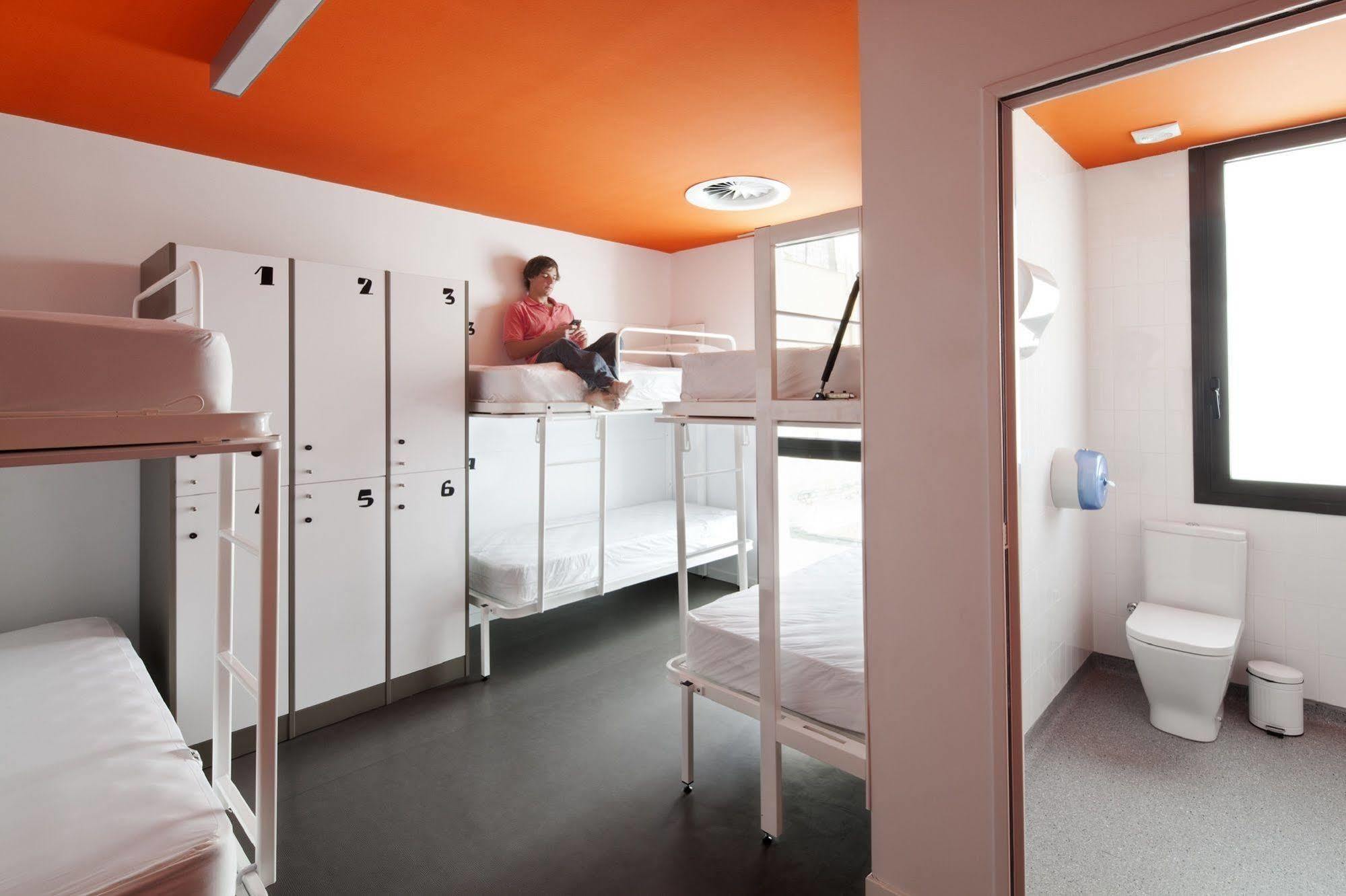 Posto Letto in Dormitorio con 8 Letti e Bagno Interno